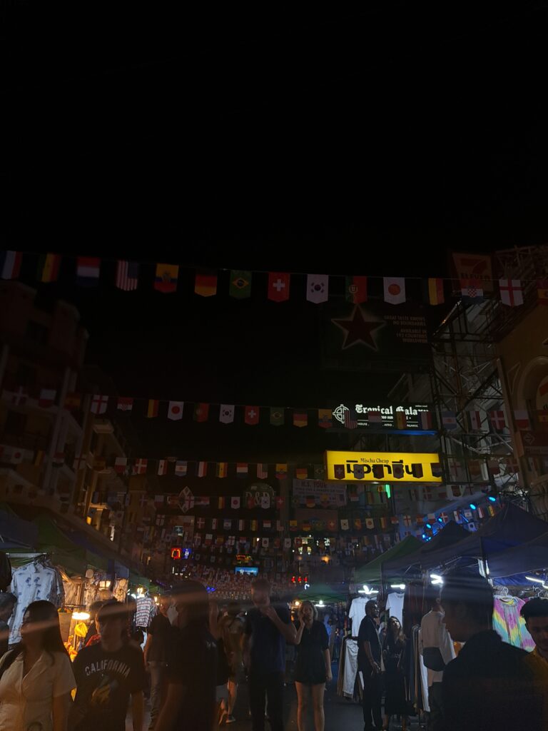 Vida nocturna vibrante en Khao San Road, Bangkok, entre luces y caos