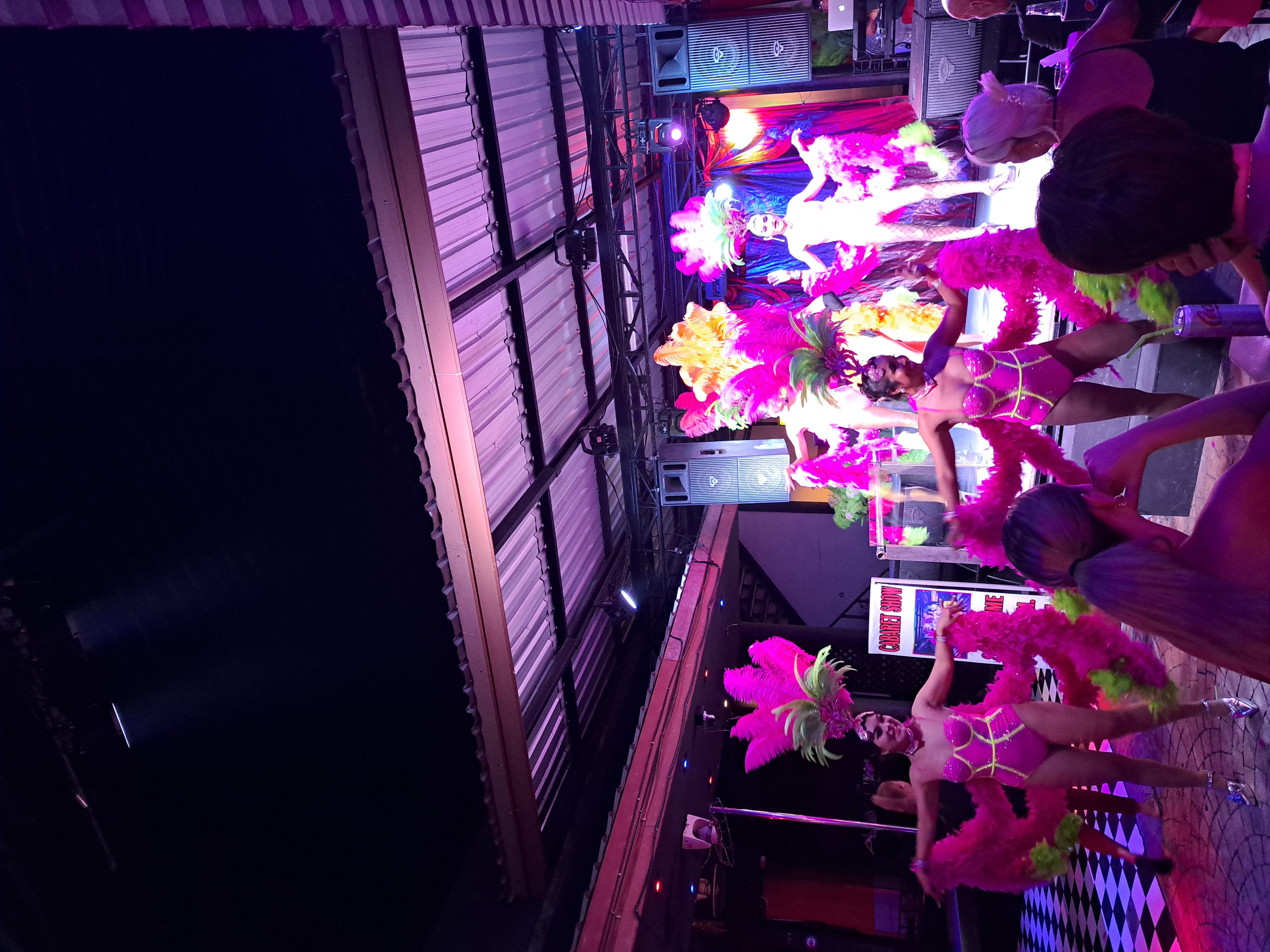 Ladyboys tailandeses como parte de la vida nocturna y la identidad de Bangkok