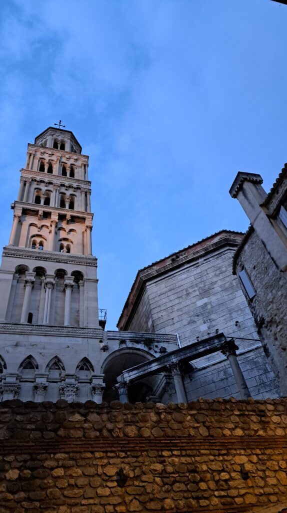 El palacio de dioclesiano en Split, Croacia. Se muestra la torre de la iglesia en la Stari Grad