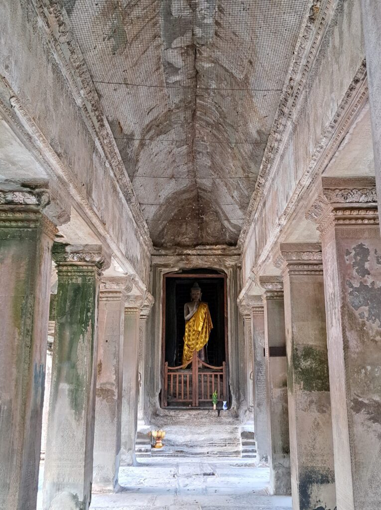 Esculturas de Buda en Angkor Wat representando la transición espiritual del hinduismo al budismo