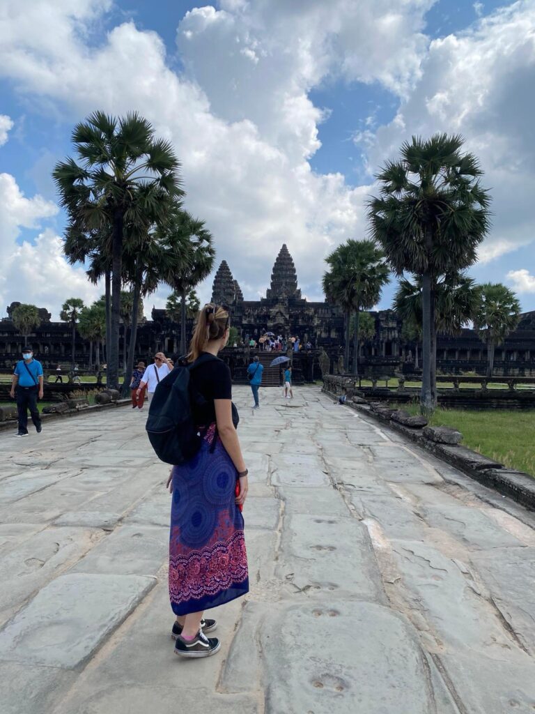 Vista desde una torre de Angkor Wat reflejando la conexión entre el cielo, la tierra y el Monte Meru